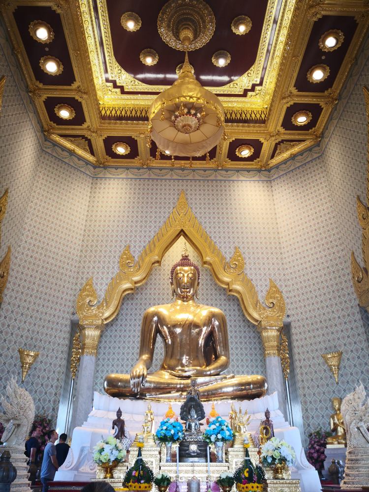 Golden Buddha at Wat Traimit | Travel Guide 